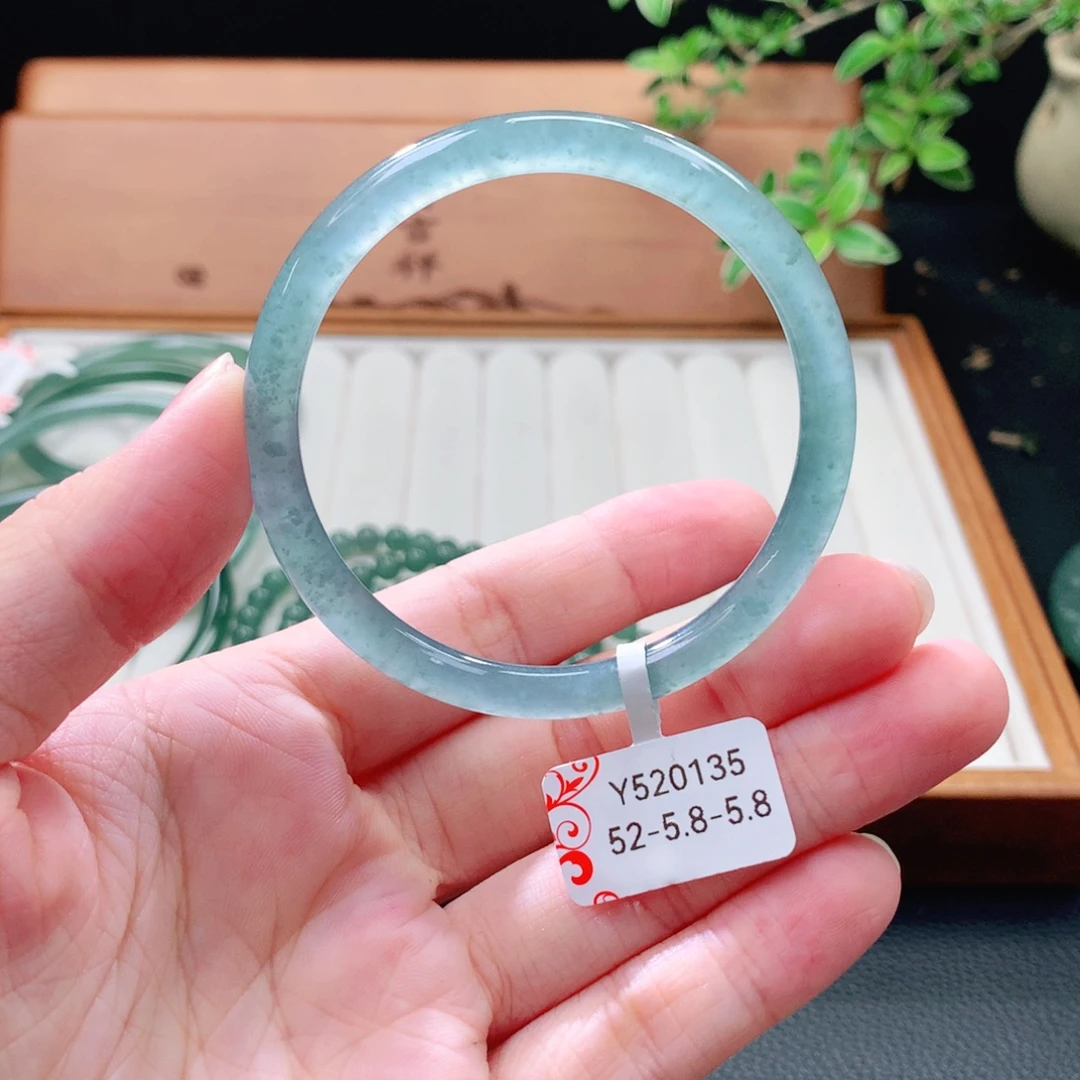 未镶嵌手镯（圆镯）翡翠