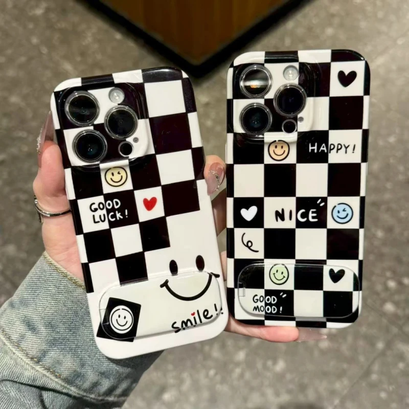 棋盘格子笑脸苹果14适用带镜子支架IQOO13手机壳15硬菲林iPhone16