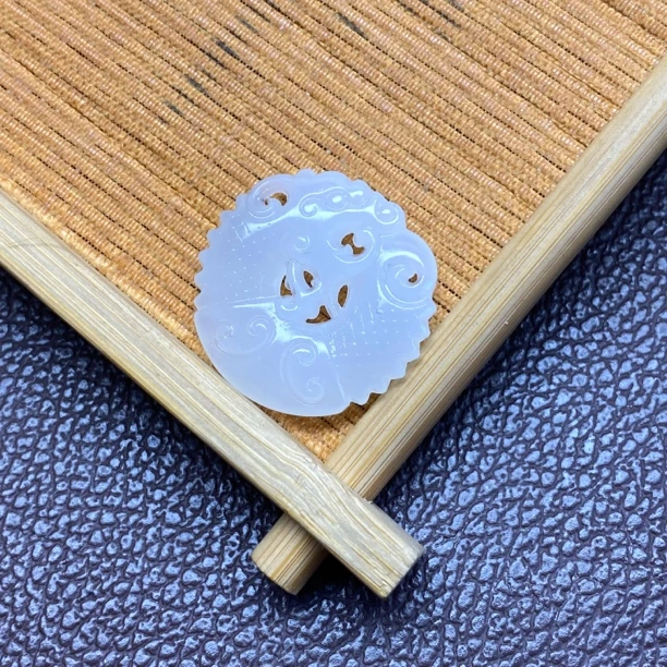 岫玉听泉同款鱼化龙玉坠（带绳）