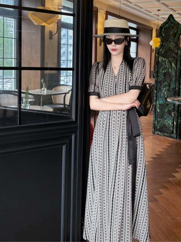 夏季新款高级感优雅复古V领长款气质修身条纹时尚连衣裙长裙裙子
