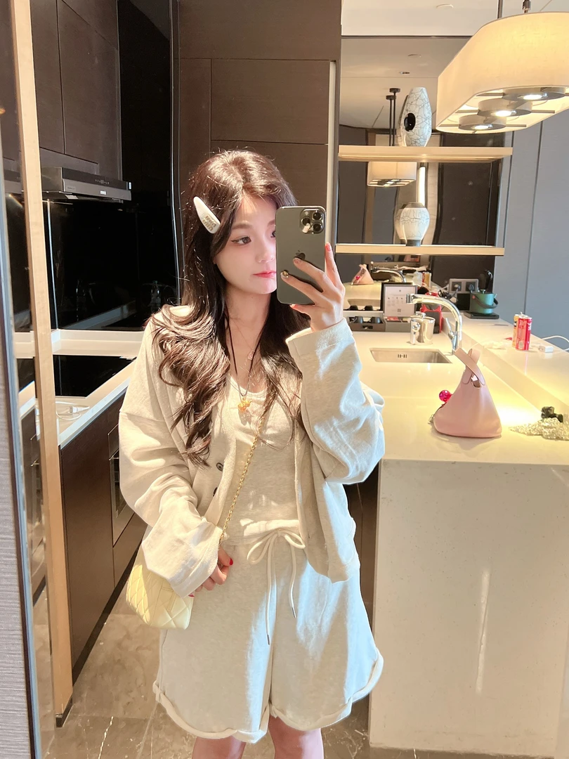 xxxwxz王希之  时髦懒人软糯浅灰卫衣+拼色腰头短裤套装#z1833