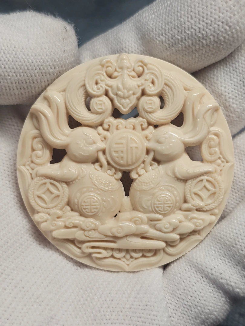 天然猛犸牙镂空双面雕发财兔圆牌吊坠