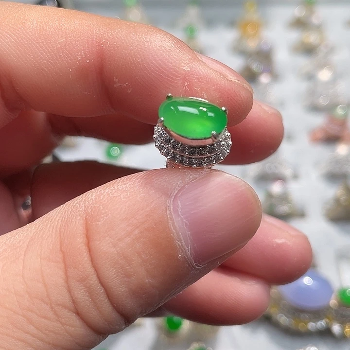 翡翠裸石木纳甜阳绿蛋面铜托