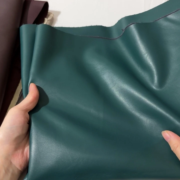 混纺墨绿色棉底皮1米。