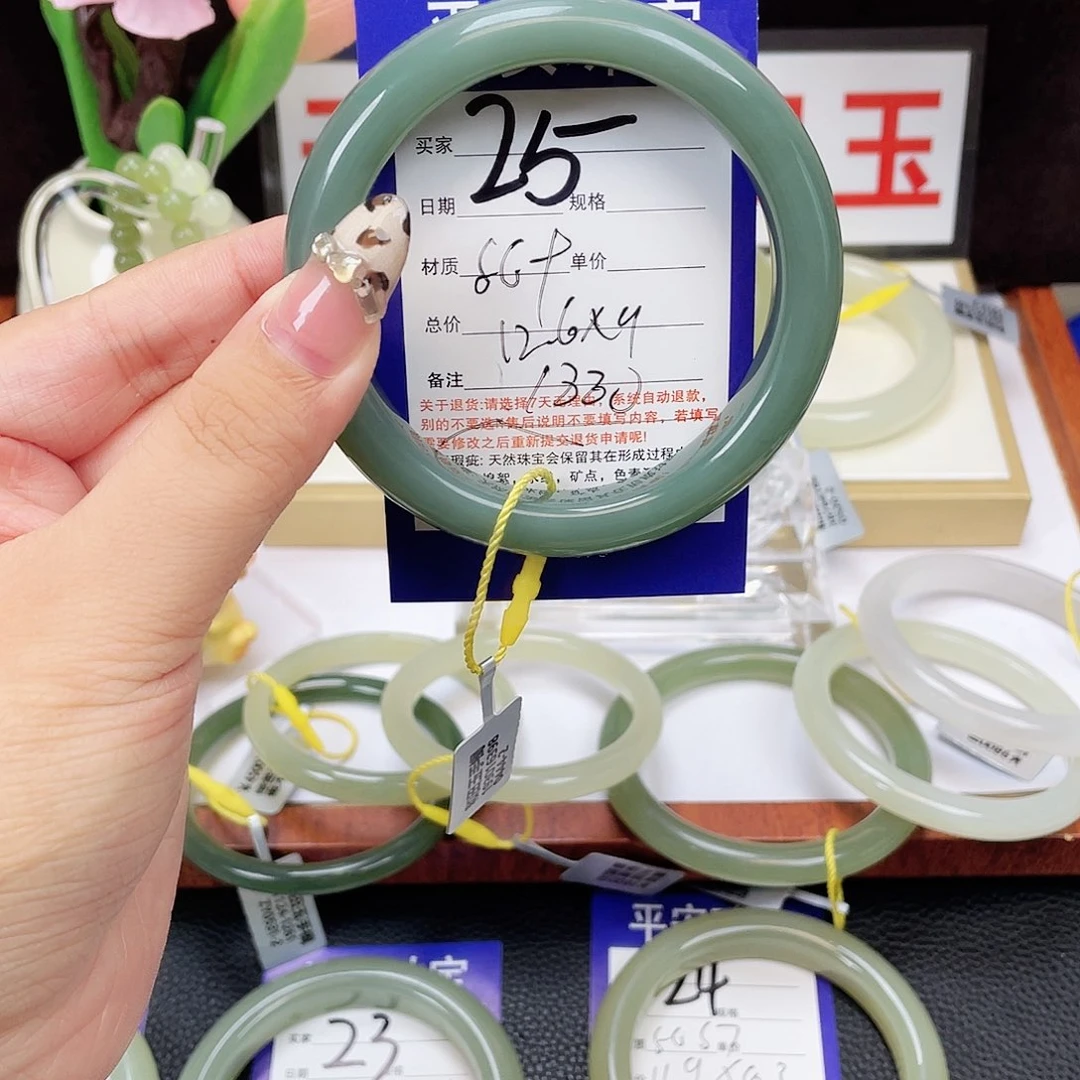 见***。未镶嵌手镯和田玉
