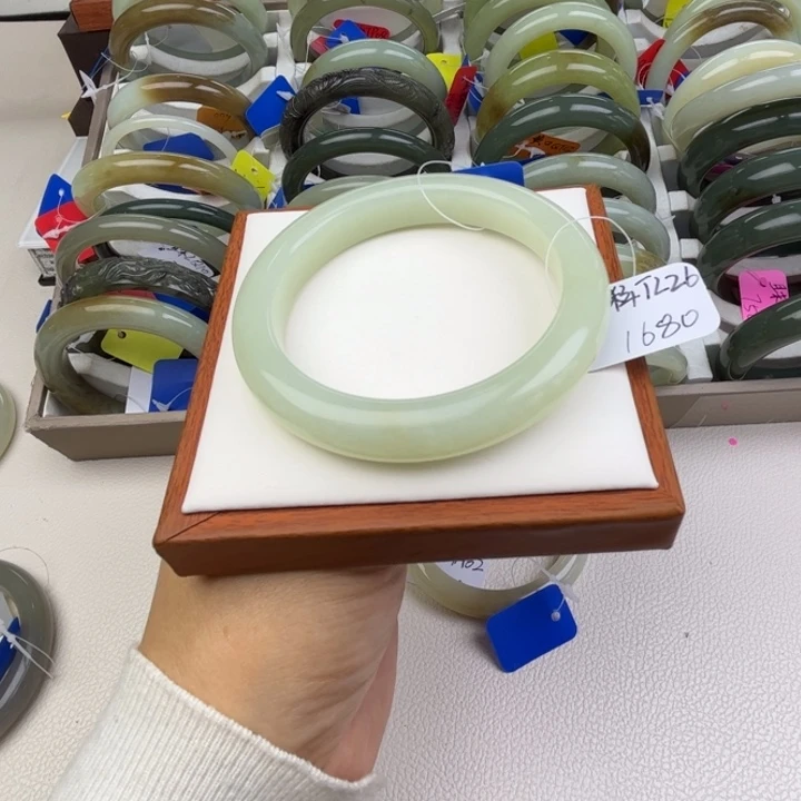 未镶嵌手镯和田玉七月