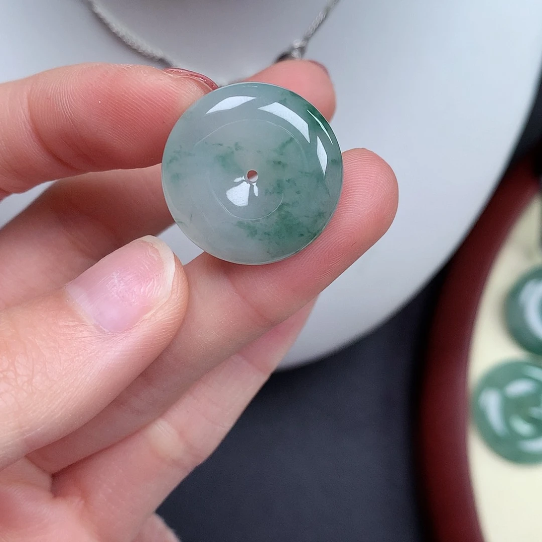 翡翠颈饰未镶嵌平安扣