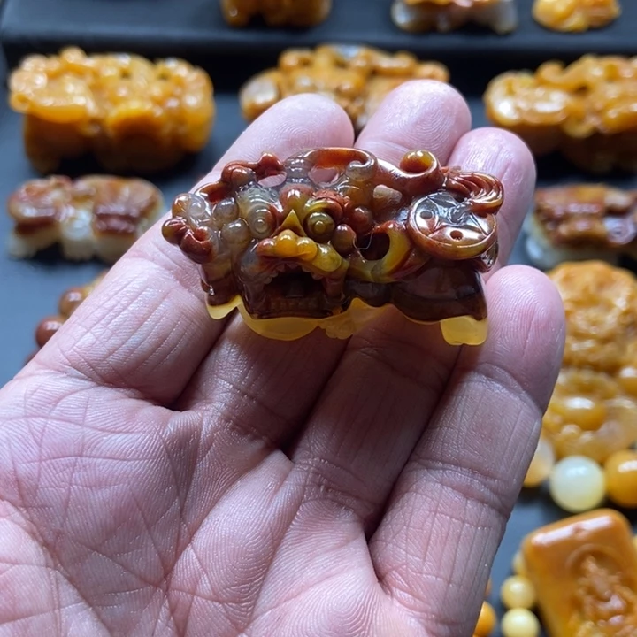 石英质玉（黄龙玉）未镶嵌颈饰