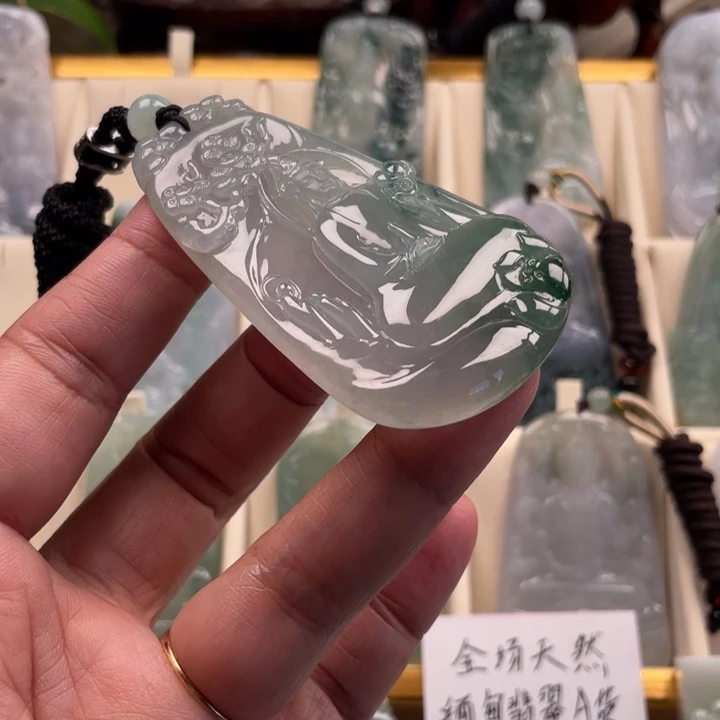 坤****颈饰未镶嵌翡翠玉