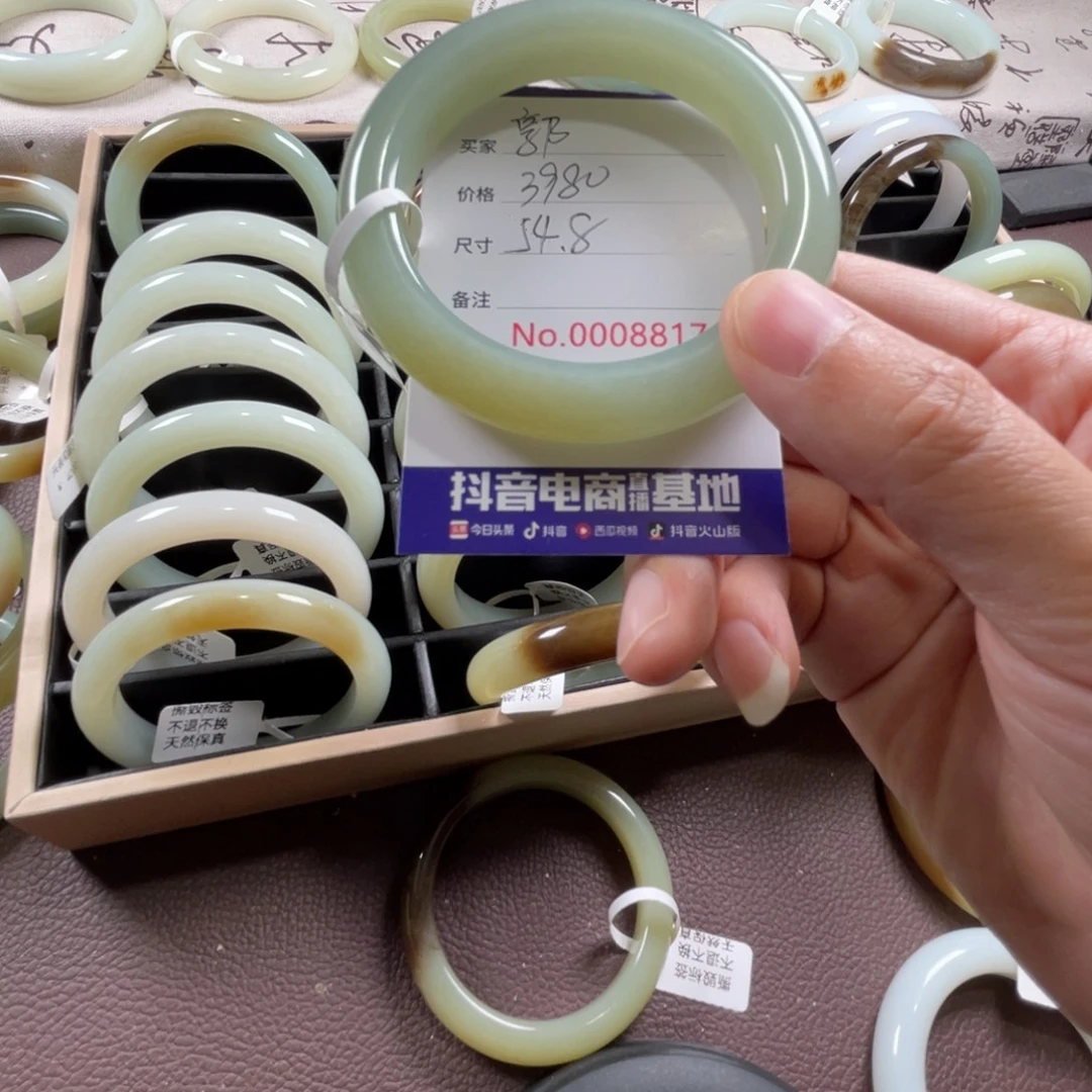 郭****和田玉未镶嵌手镯