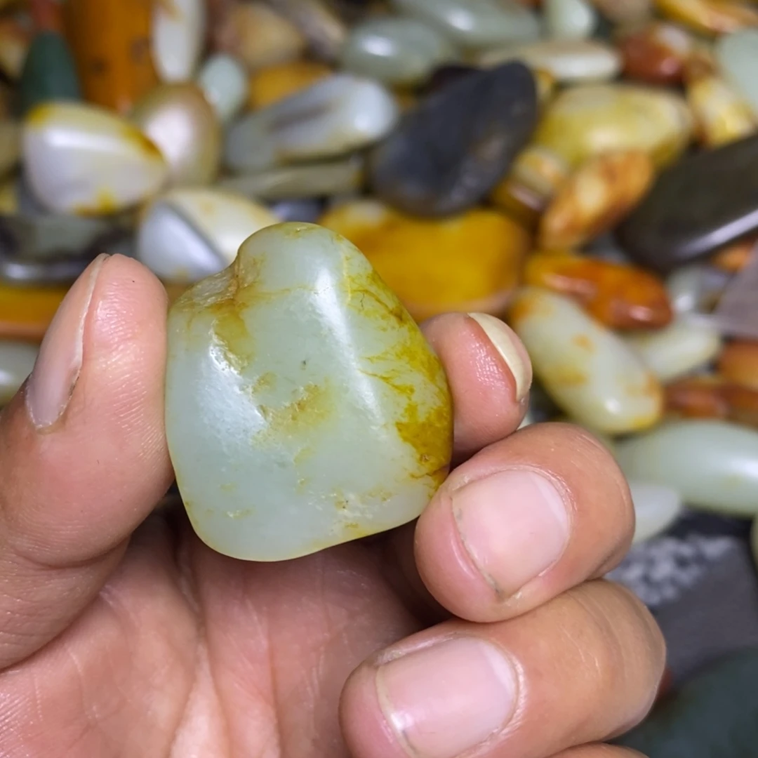 和田玉未镶嵌把件