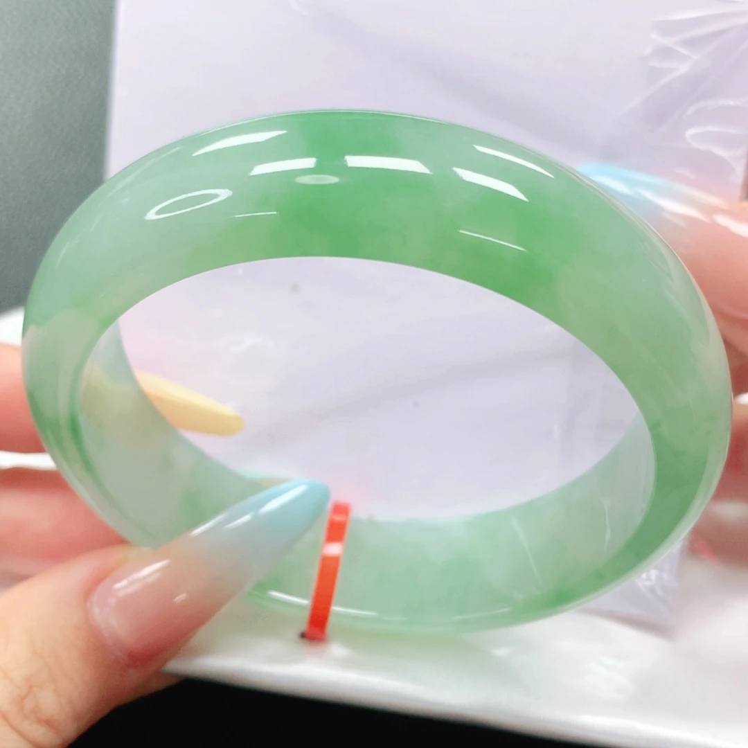 翡翠手镯未镶嵌59。