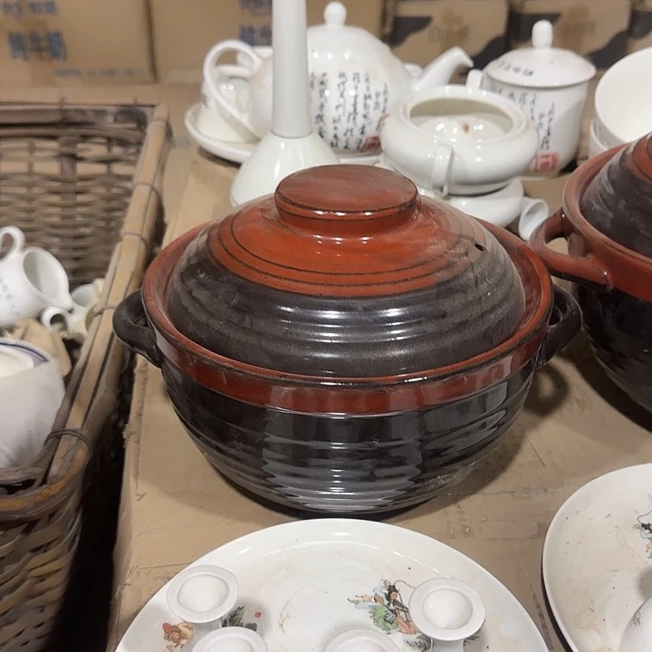库存微瑕铁红釉砂锅中