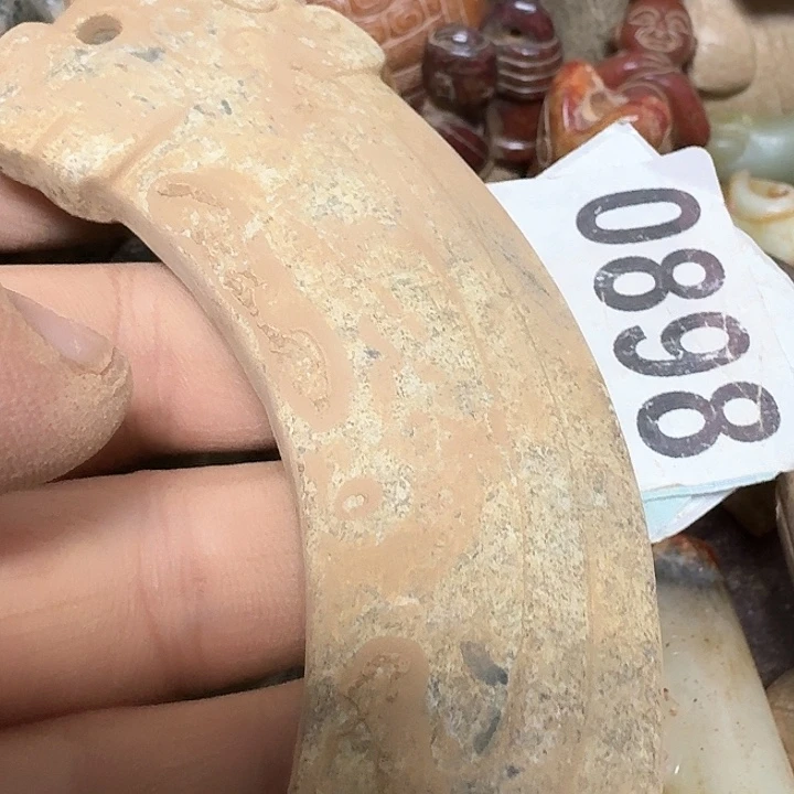 蛇纹石玉颈饰未镶嵌