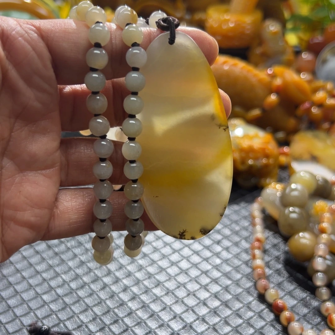 石英质玉未镶嵌颈饰