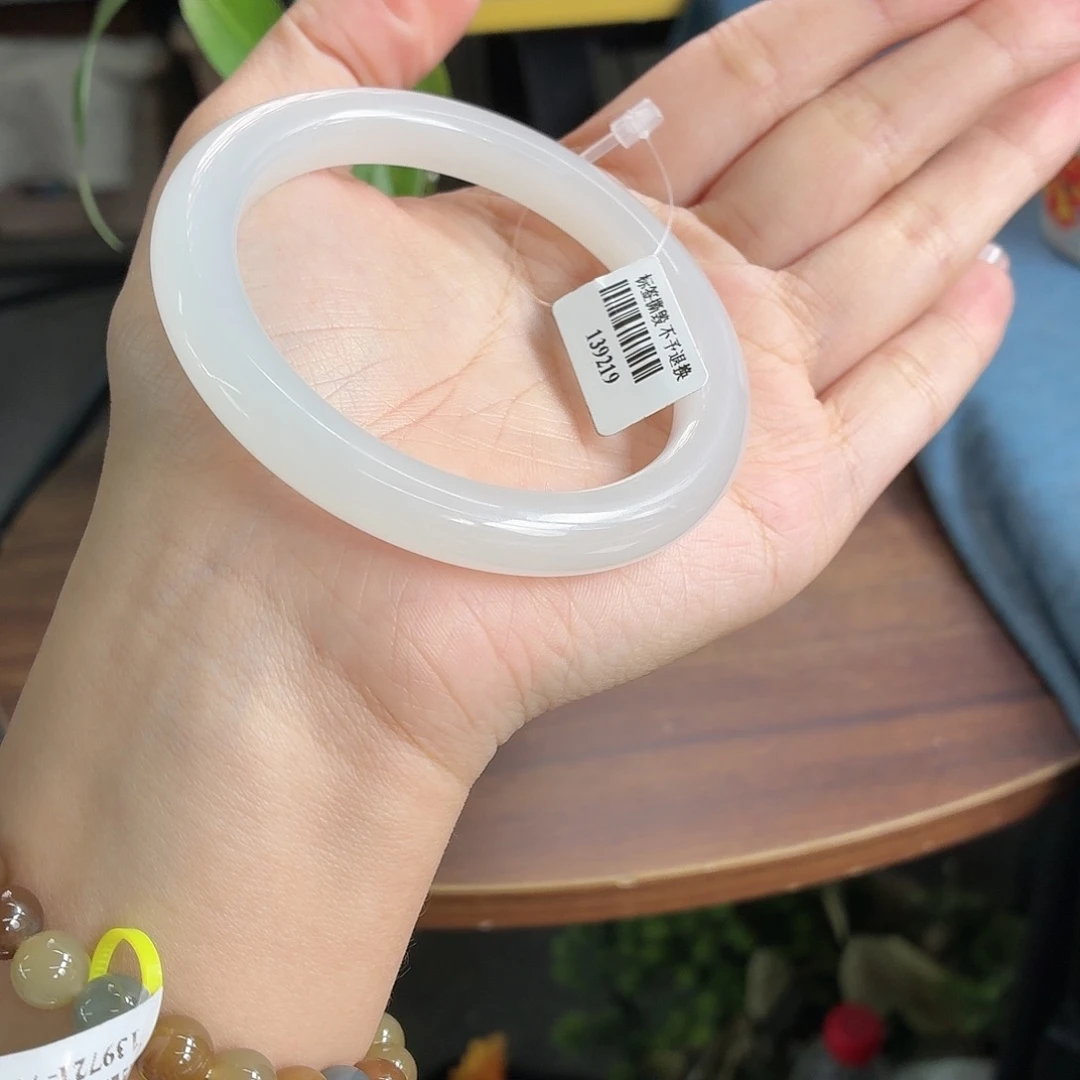 无****和田玉未镶嵌手镯