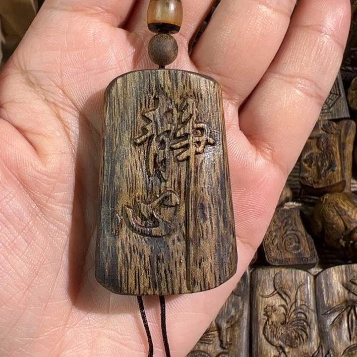 沉香碎屑沉香棋楠沉香乌身雕刻牌11.3克