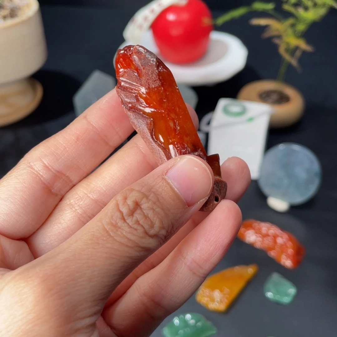翡翠未镶嵌颈饰红翡