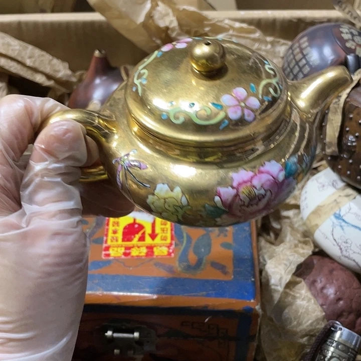 紫砂茶壶原矿泥料纯手工制作的一把紫砂壶。