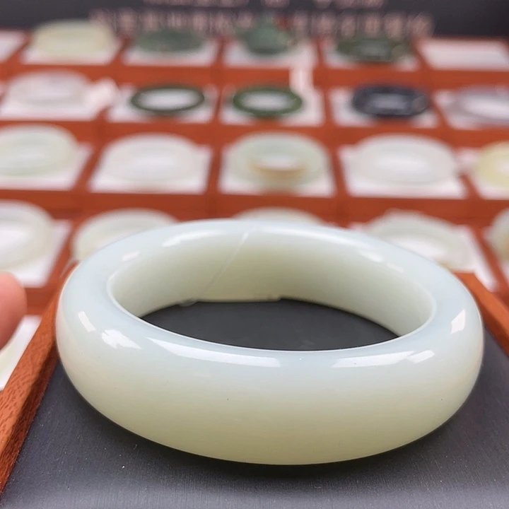 和田玉手镯未镶嵌油膏料