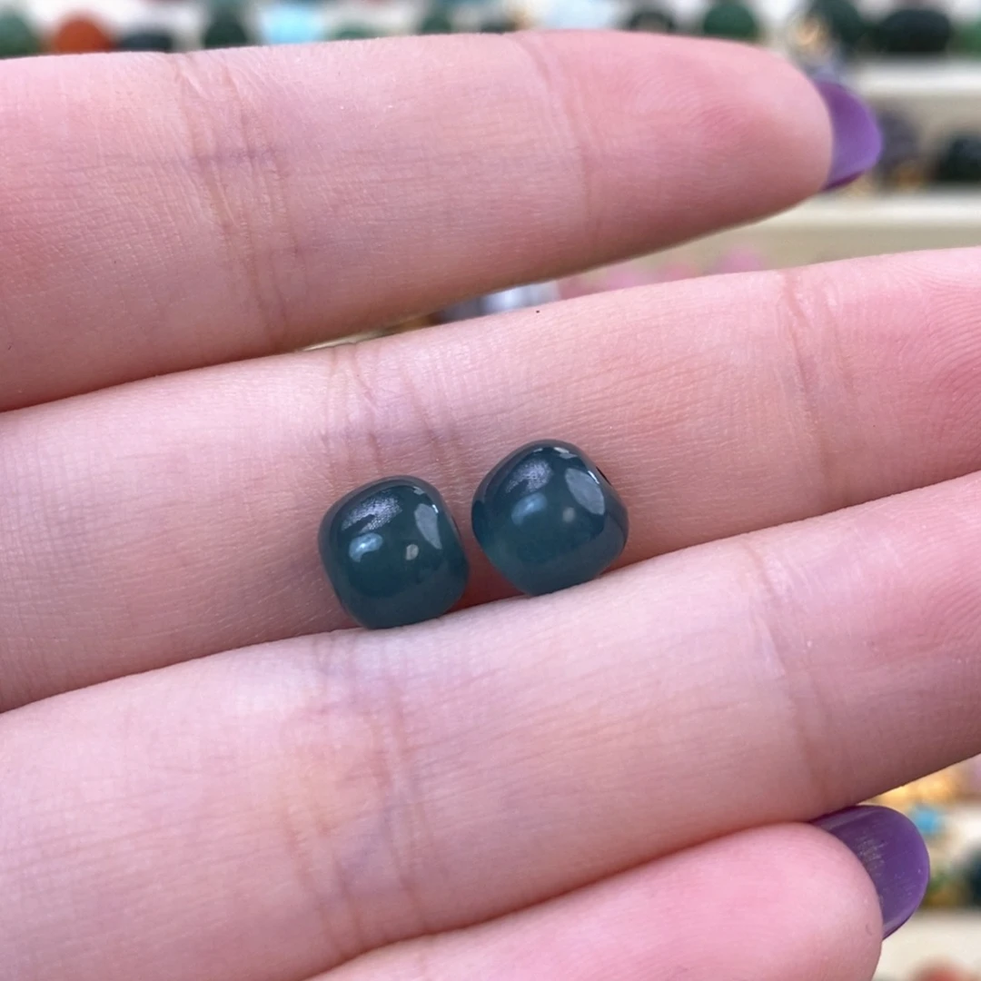 起***吧翡翠未镶嵌颈饰对珠