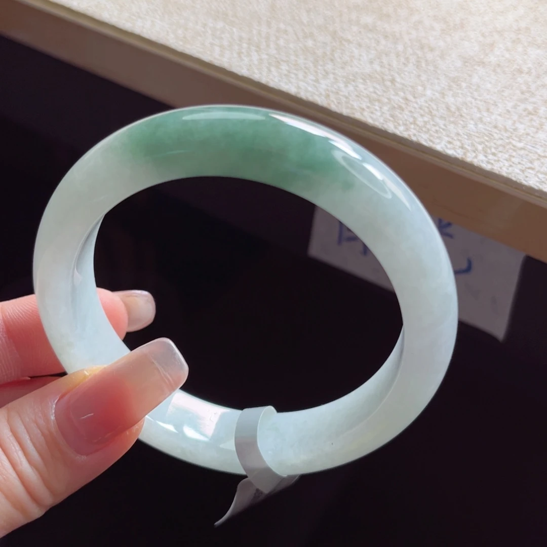 翡翠手镯未镶嵌手镯