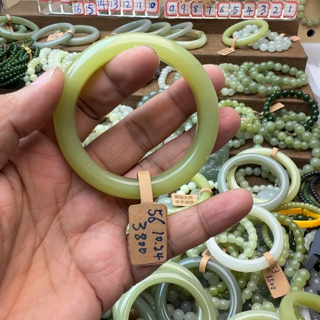 宝***.和田玉未镶嵌手镯