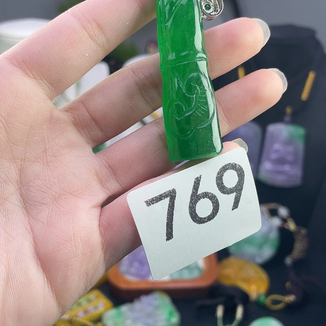 翡翠未镶嵌吊坠(赠链)