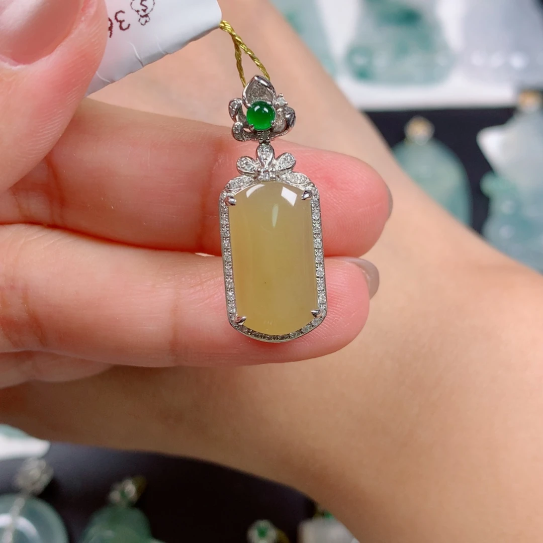 翡翠18K金镶嵌颈饰无事牌