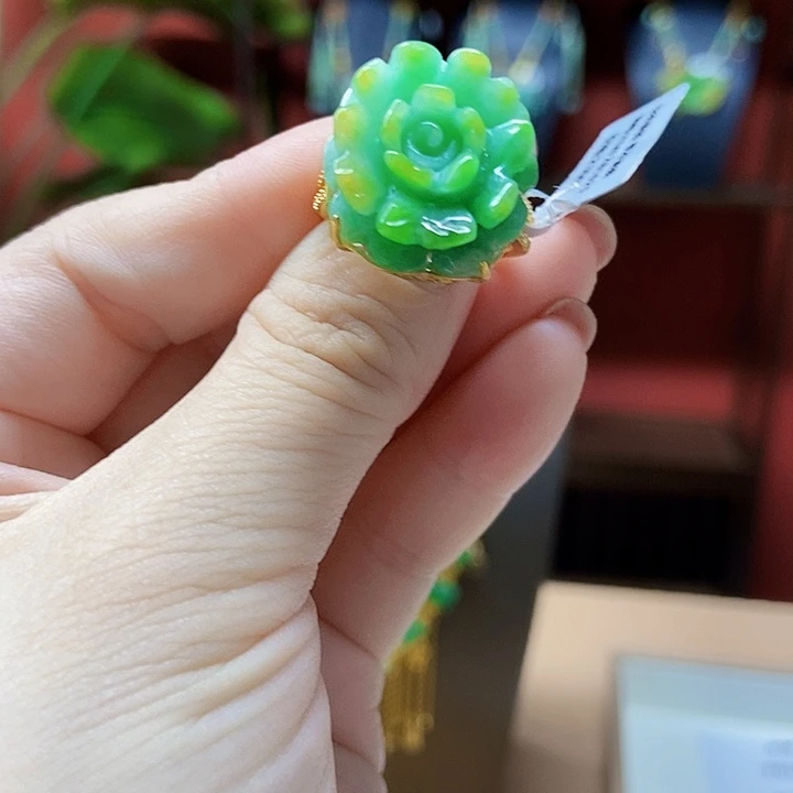 翡翠未镶嵌颈饰戒指