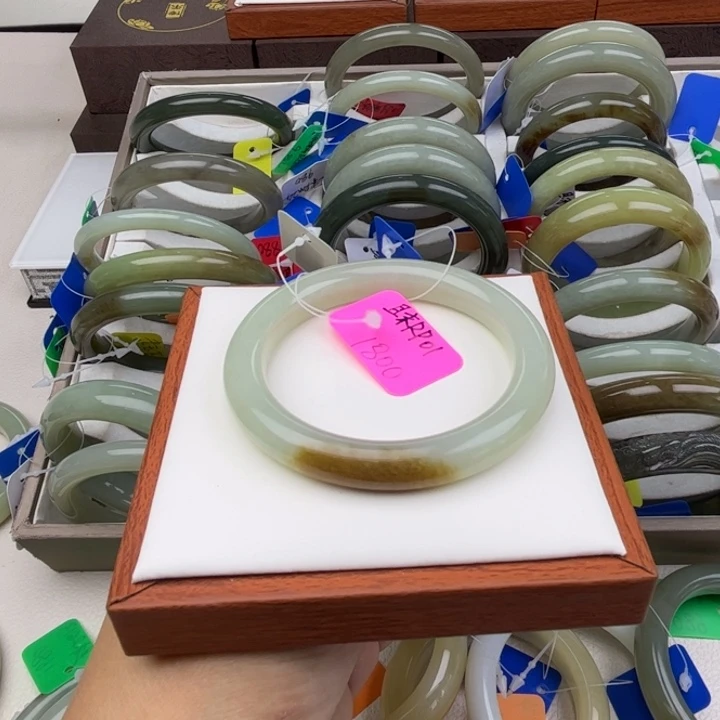 未镶嵌手镯和田玉七月