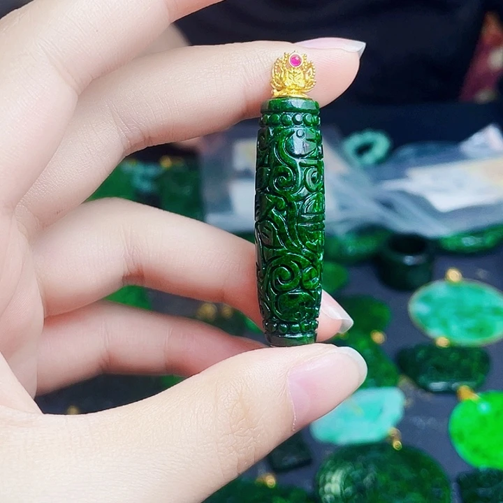 翡翠未镶嵌颈饰多样性