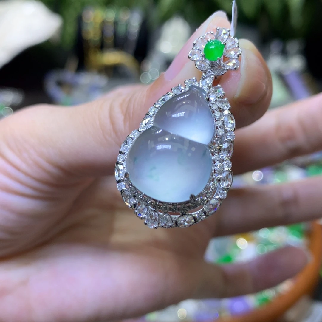 颈饰18K金镶嵌翡翠