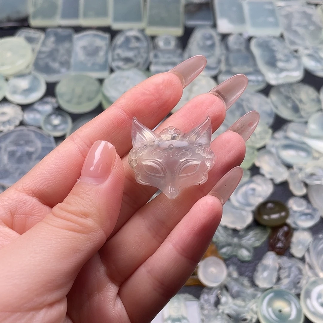蛇纹石玉未镶嵌颈饰狐狸面具