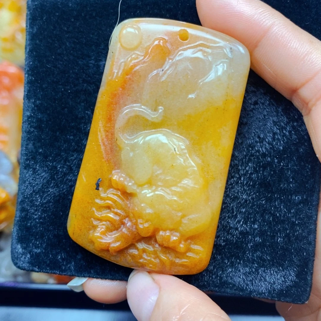 未镶嵌石英质玉（黄龙玉）颈饰