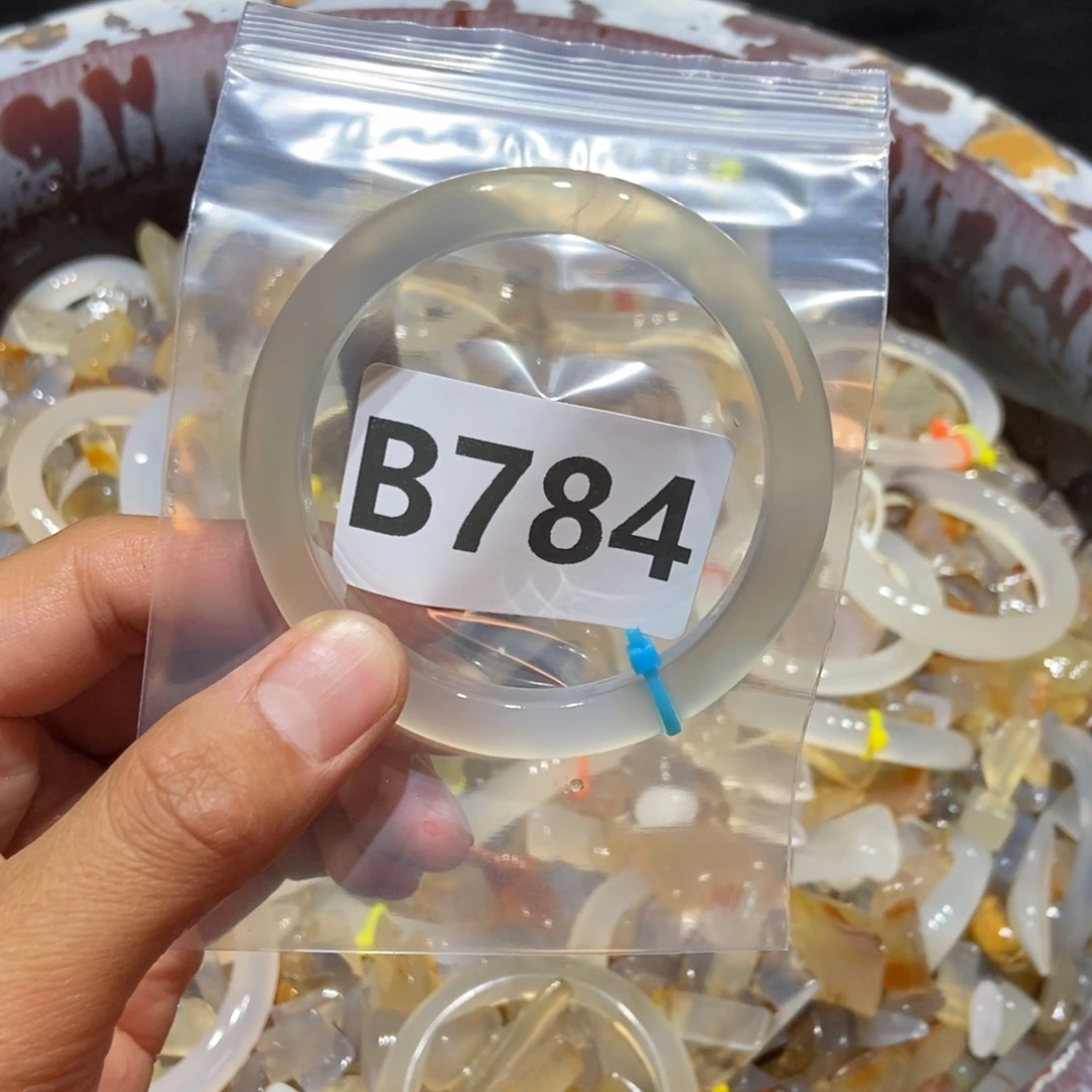 哇****玛瑙/玉髓未镶嵌手镯