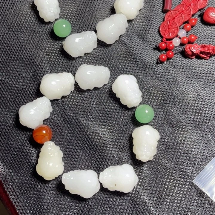 郑***姐颈饰未镶嵌石英质玉