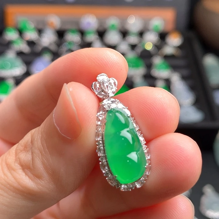 18K金镶嵌挂件翡翠七夕专属