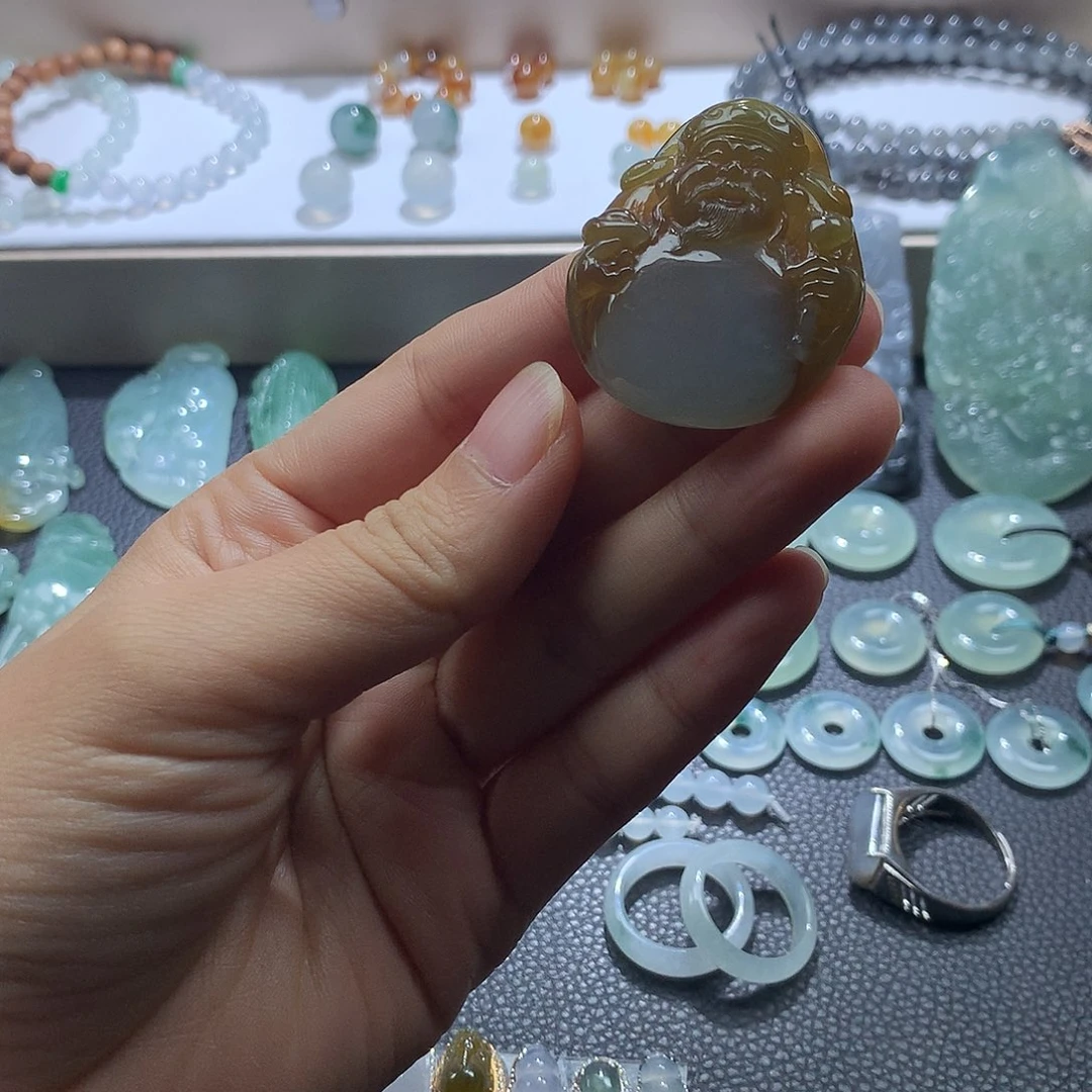 翡翠未镶嵌颈饰财神