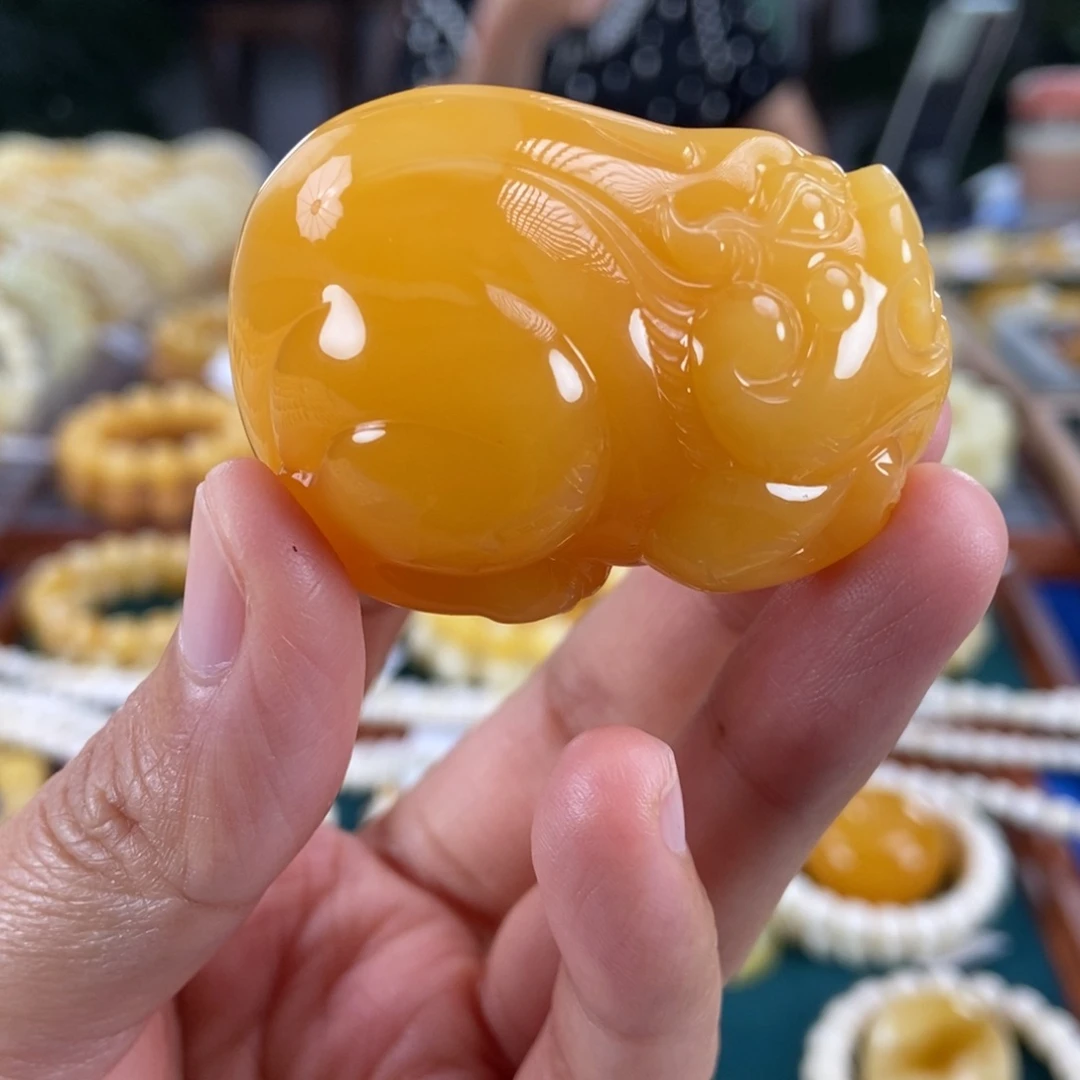 琥珀未镶嵌珠宝奇石35.73鸡油红貔貅吊坠