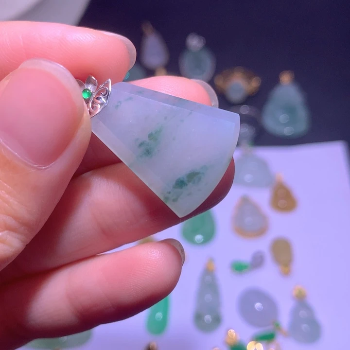 颈饰18K金镶嵌翡翠含*宝翡翠