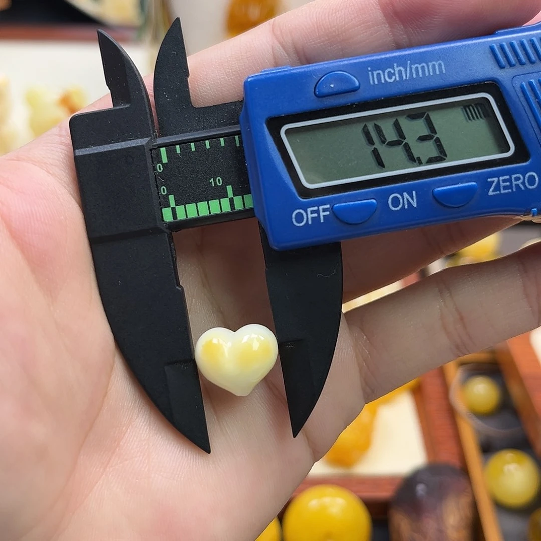 未镶嵌琥珀珠宝奇石