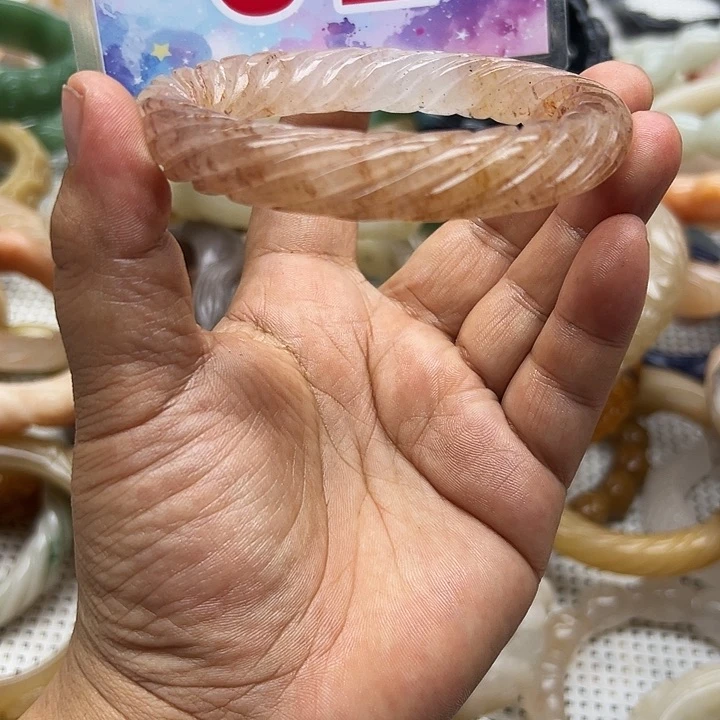 未镶嵌手镯石英岩玉