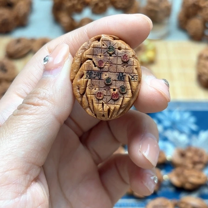 以***⁸桃核雕刻棋盘单粒