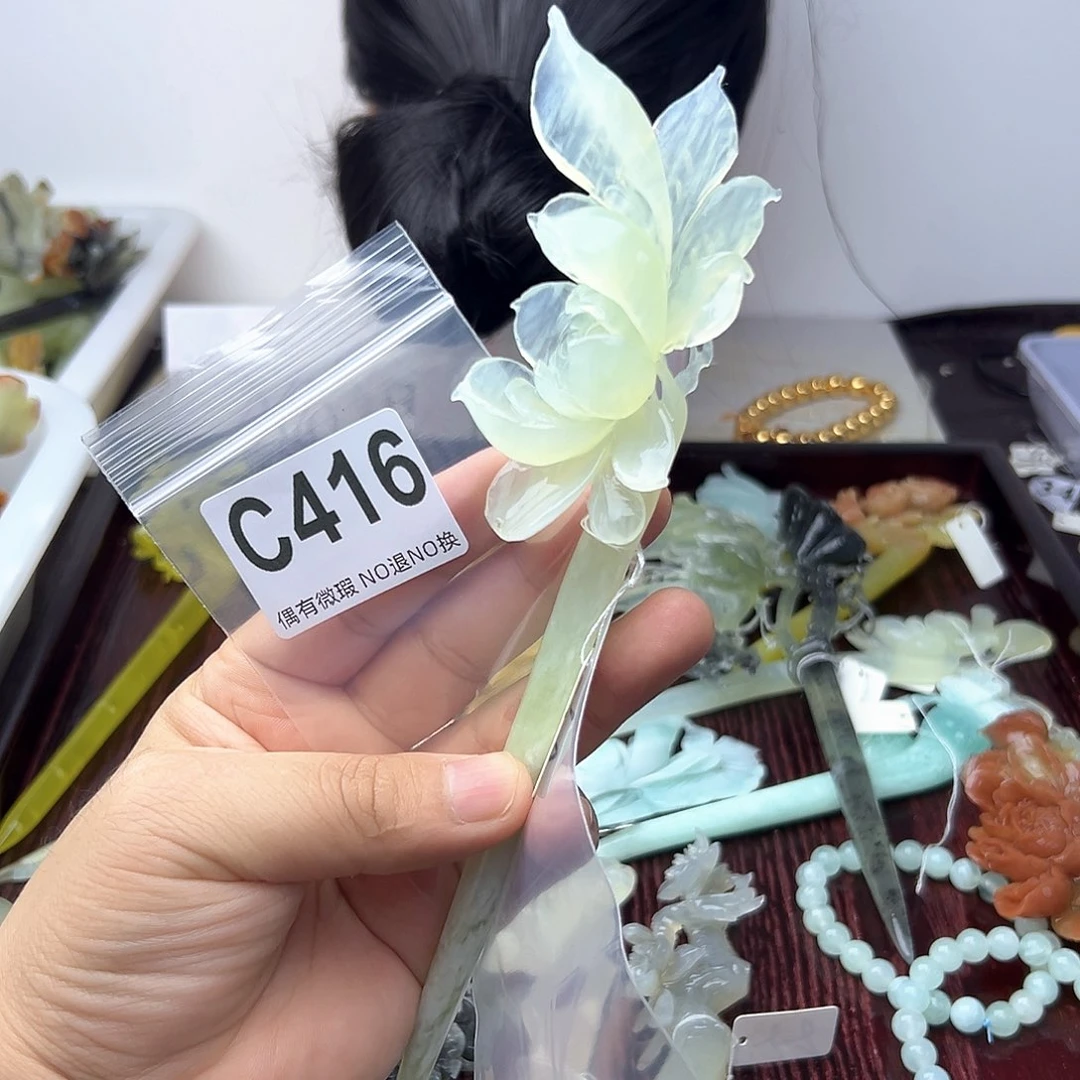 蛇纹石玉合金颈饰绿**海