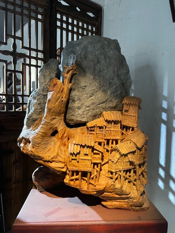 山城印象香樟木根雕工艺品