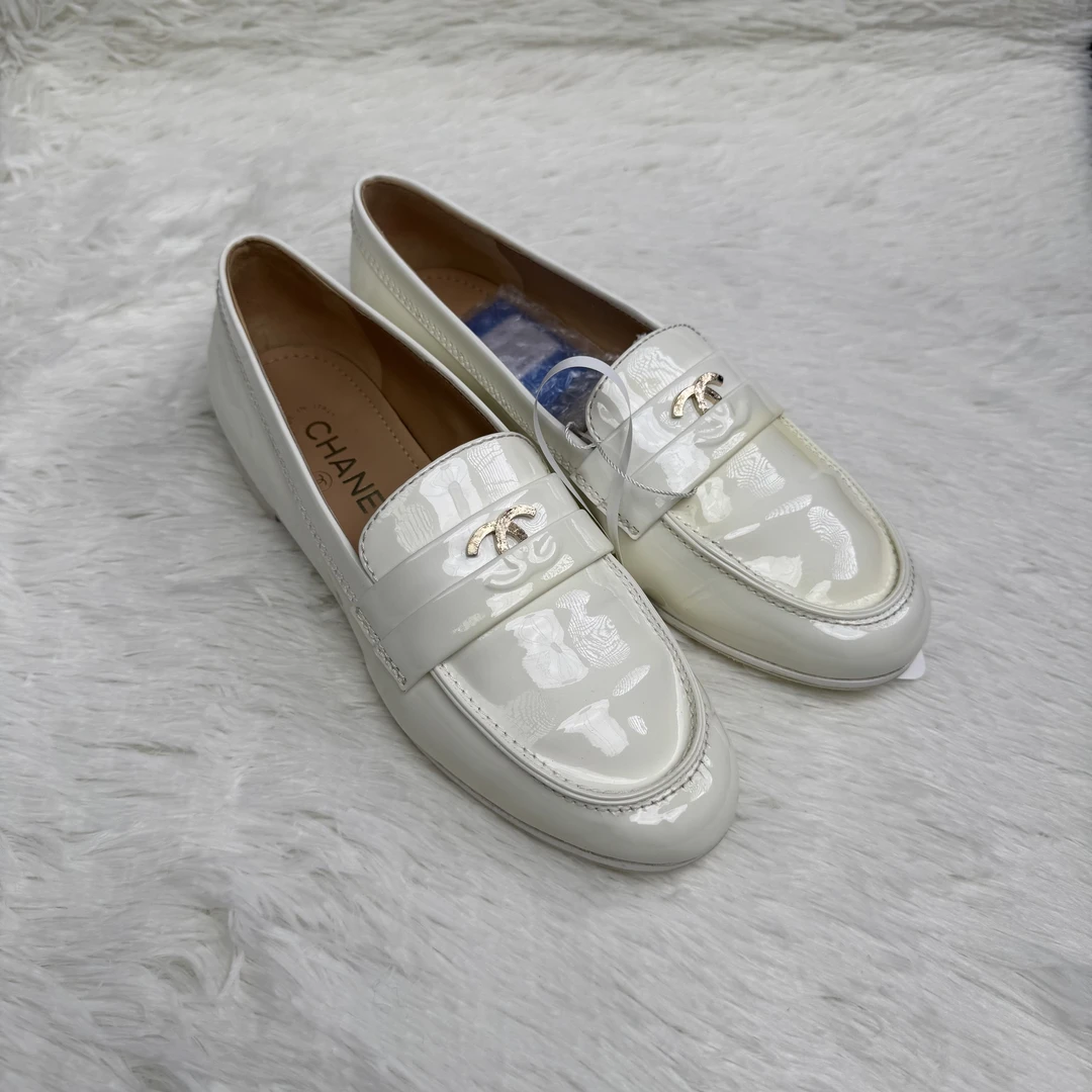 99新 Chanel/香奈儿 白色金标漆皮圆头套脚乐福鞋/37.5码/FZ206