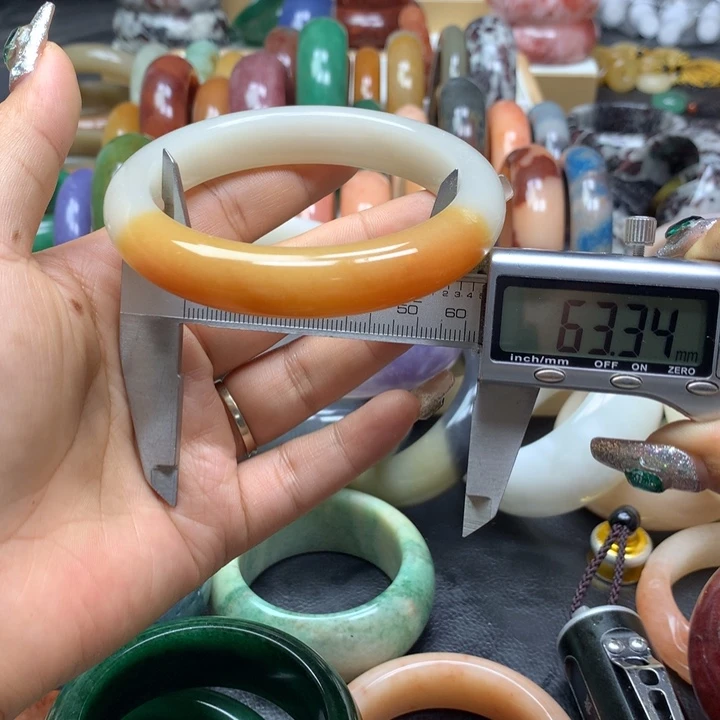 未镶嵌手镯石英质玉