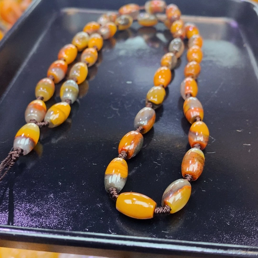 未镶嵌石英质玉（黄龙玉）颈饰