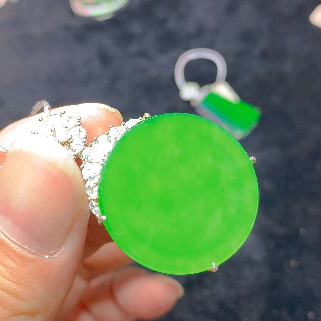 颈饰银S925镶嵌翡翠在**方